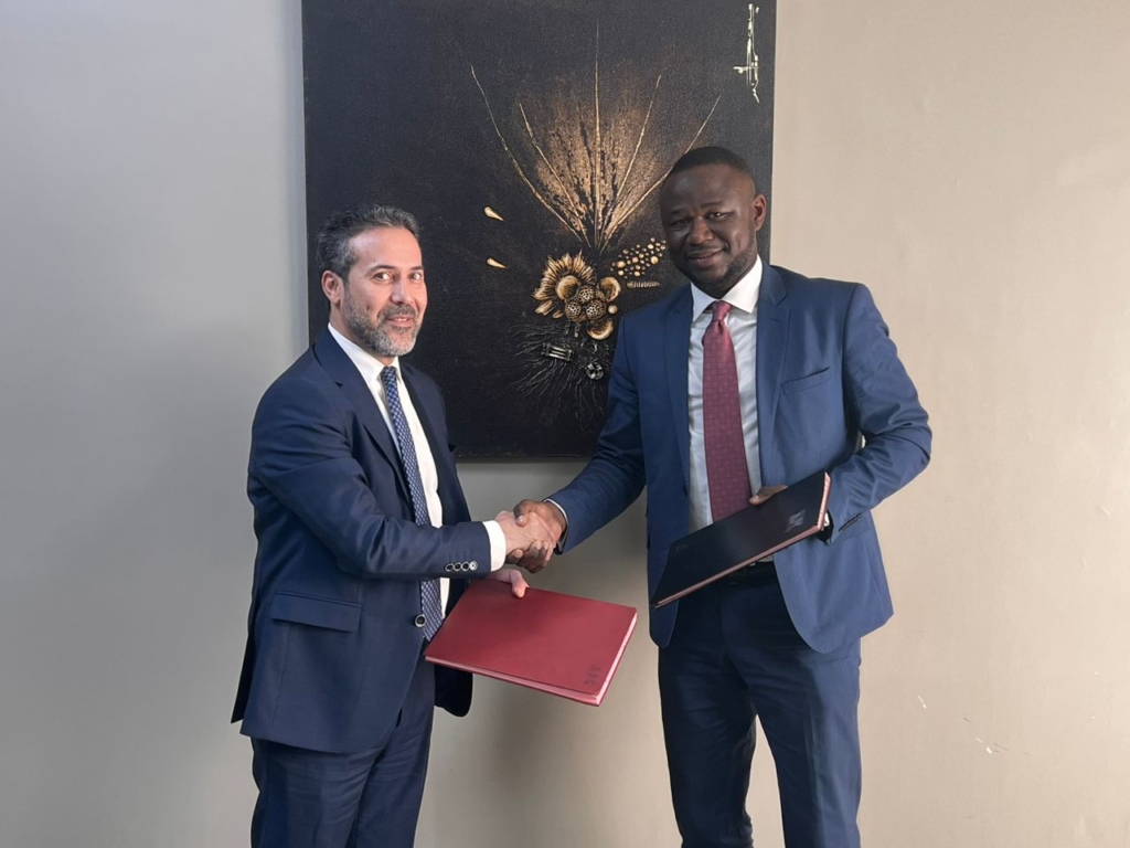 Signature de la convention avec M Abdelmoumen NAJOUA DG de la Banque Atlantique et M Alpha LO PDG du groupe ALPHA ISI